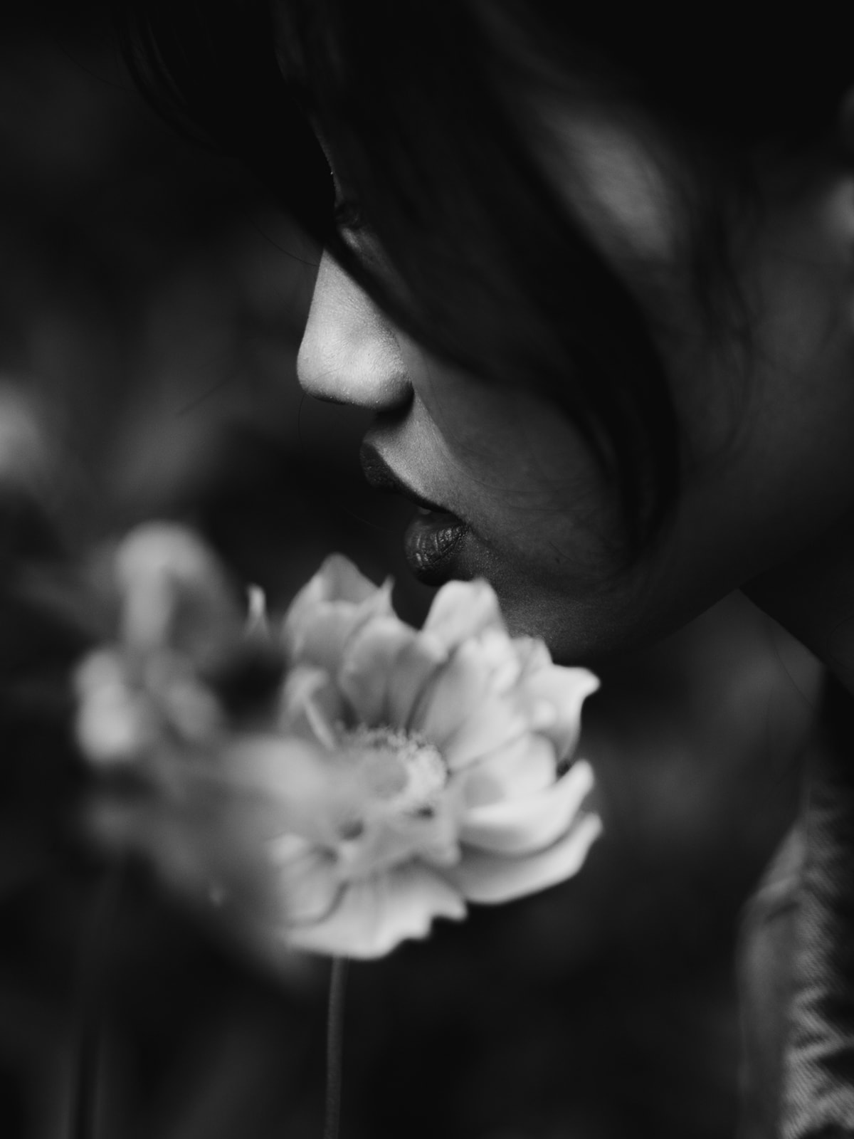 Intimes Portrait – schwarz-weiß mit Blume